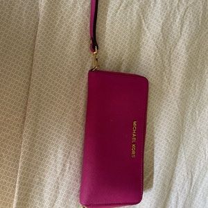 Micheal Kors zipper wallet